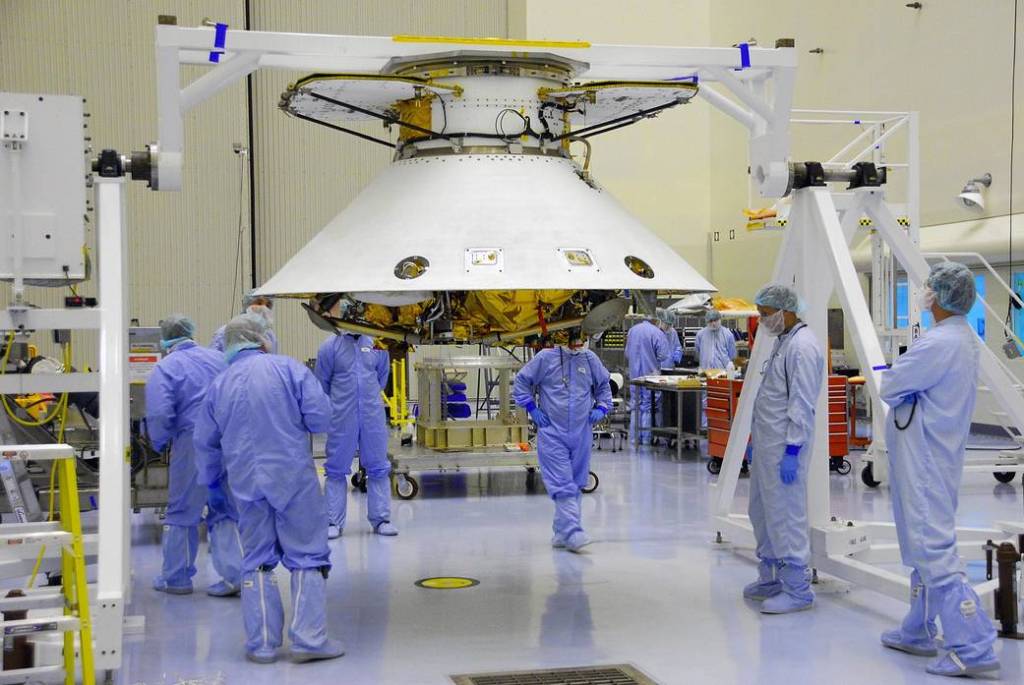In the Payload Handling Servicing Facility at Kennedy, the Phoenix spacecraft is upside down during rotation. 
