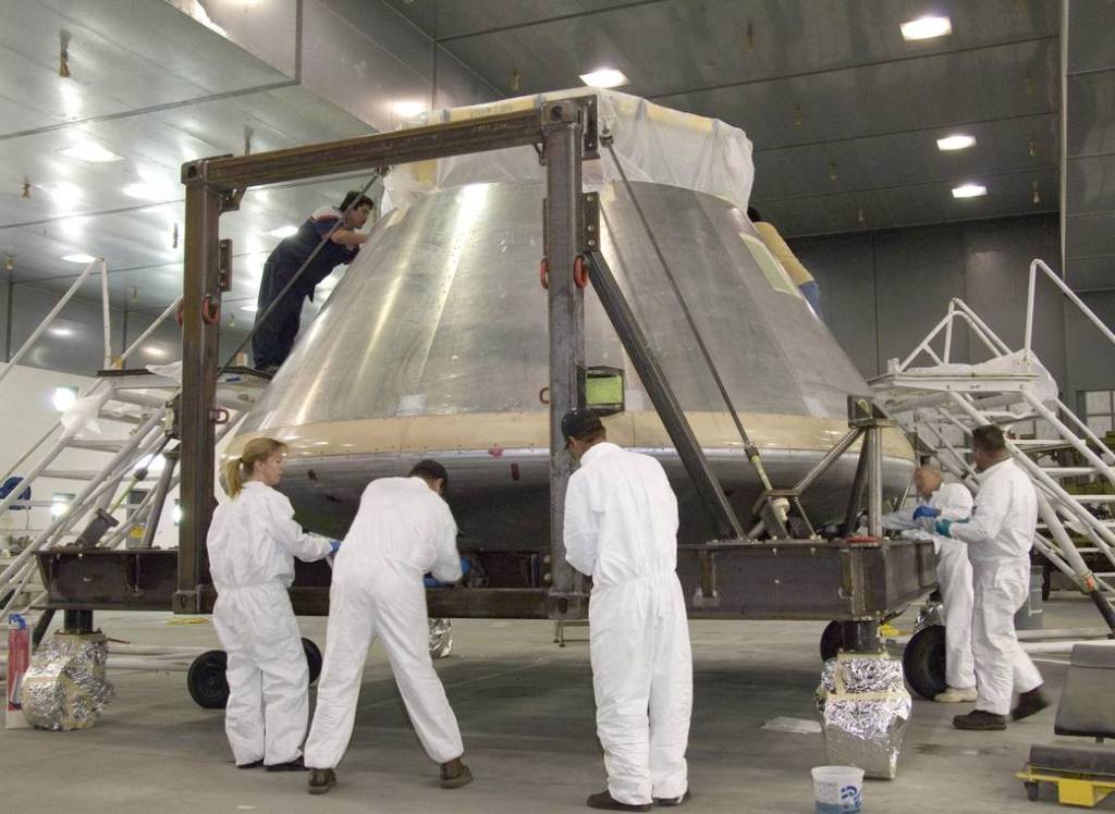 Technicians Prep Orion Crew Module for Paint