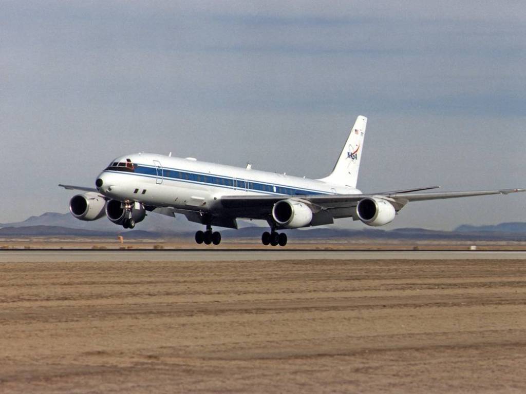 DC-8 on Approach
