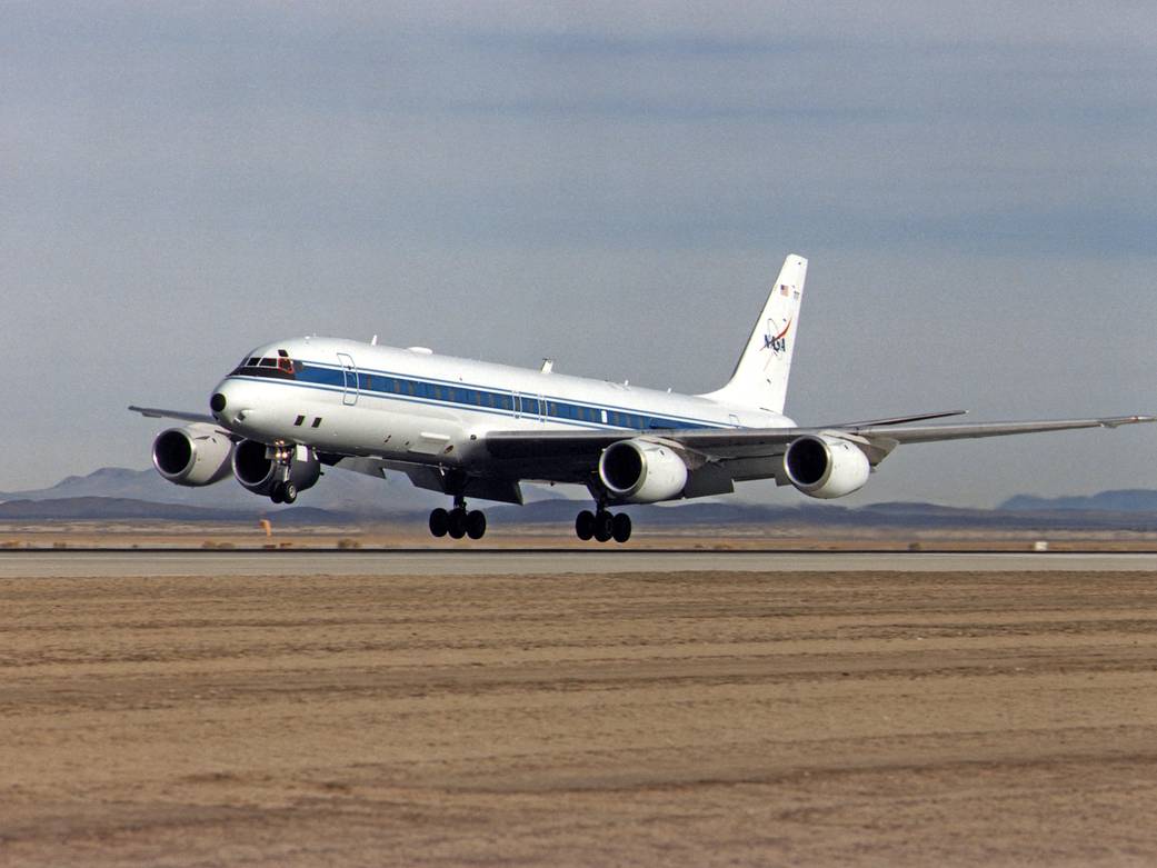 DC-8 on Approach