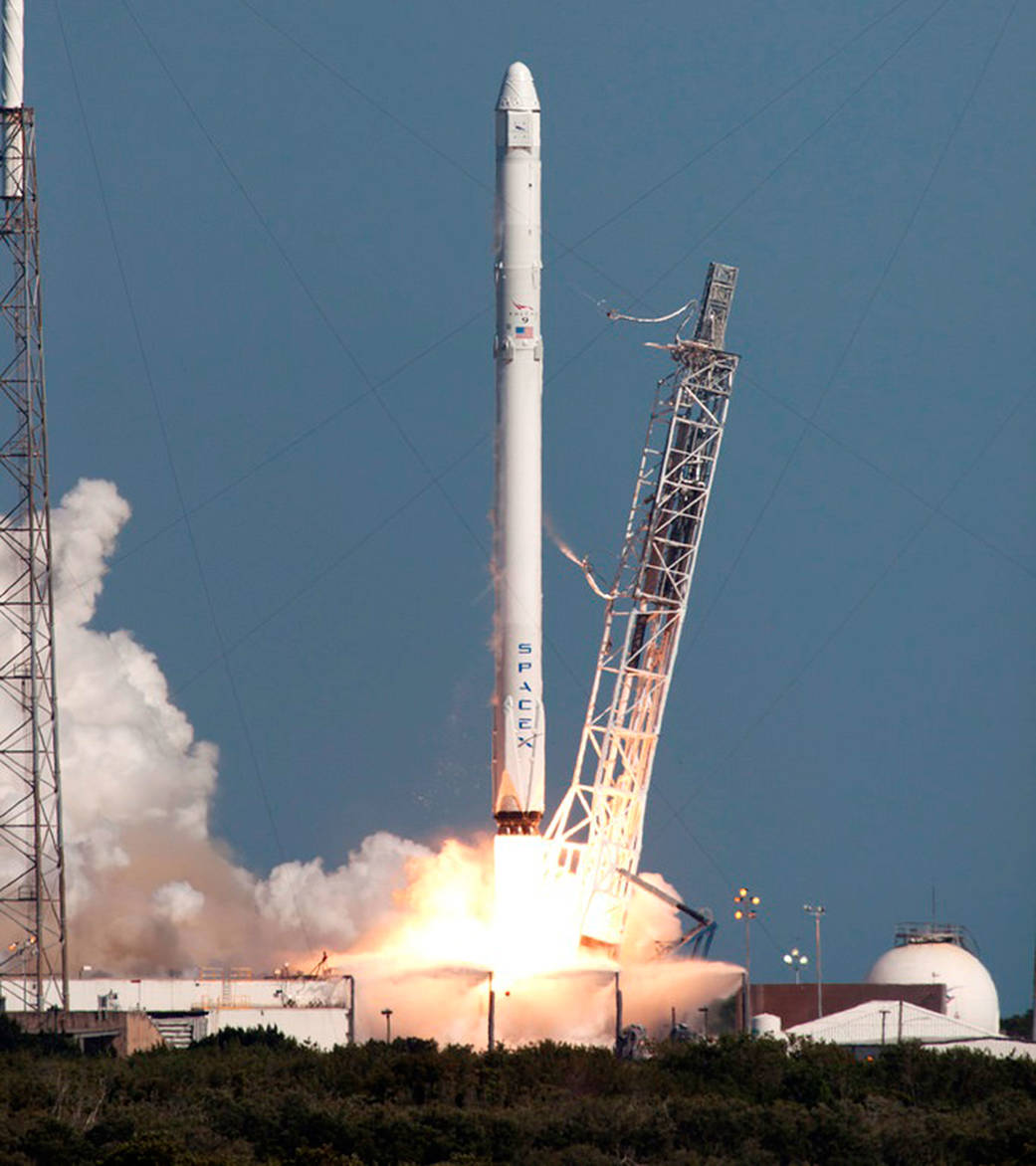 Dragon, Falcon 9 Lift-off on SpaceX CRS-8