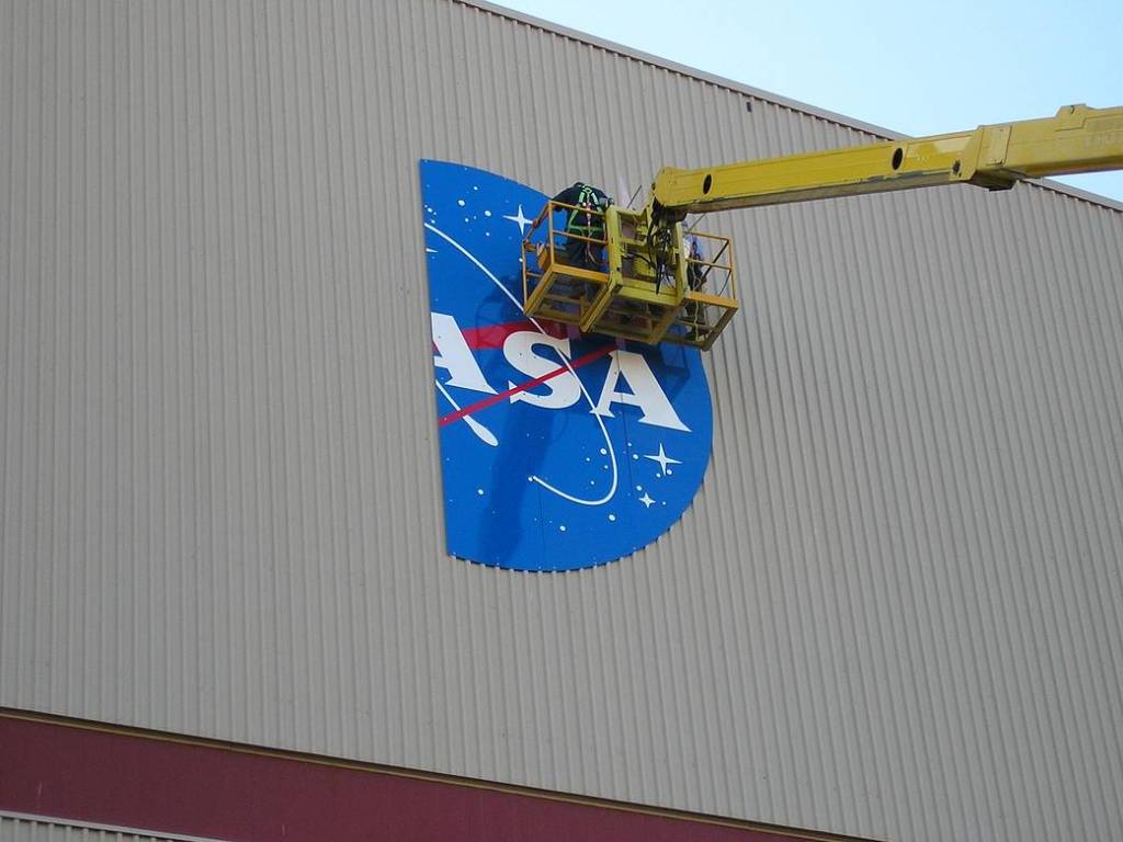 Workers Install NASA Logo at DAOF