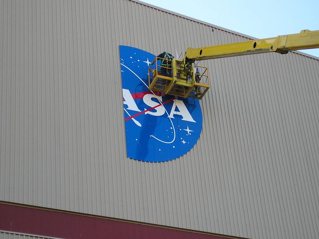 Workers Install NASA Logo at DAOF