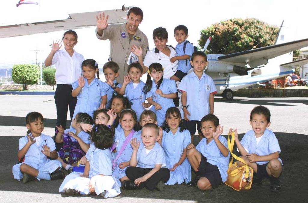 NASA Dryden Mission Manager Walter Klein Poses with Costa Rican Students