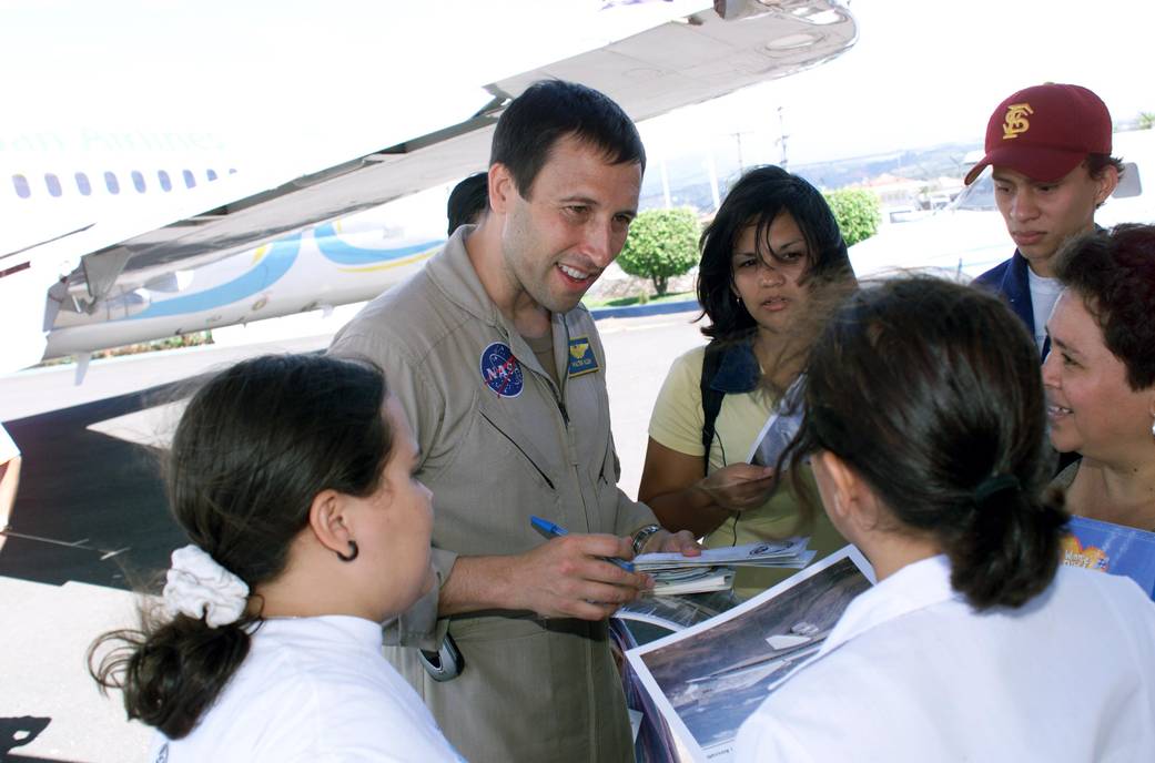 NASA Dryden Mission Manager passes out Airborne Science gifts school children.