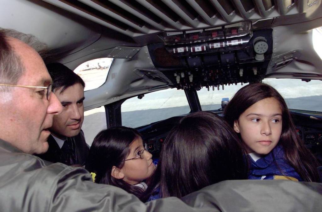 AirSAR Pilots Explain DC-8 Mission to Chilean Students