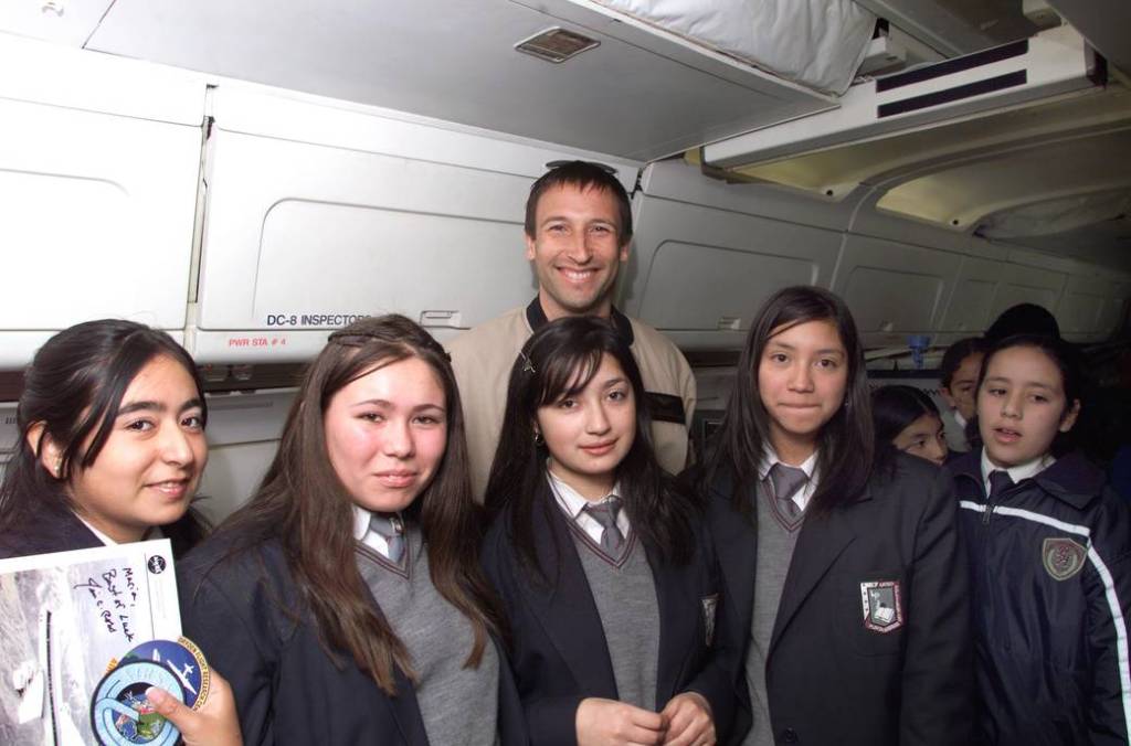 NASA Dryden Mission Manager Walter Klein and Chilean Students