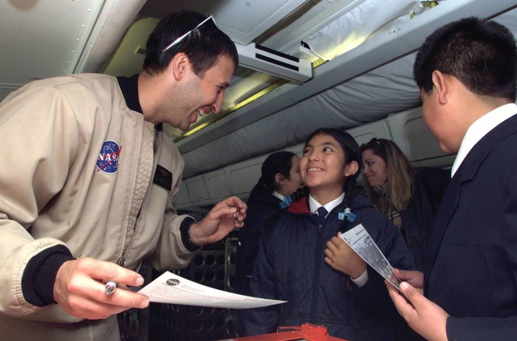 DC-8 Mission Manager Walter Klein Talks with Chilean Students