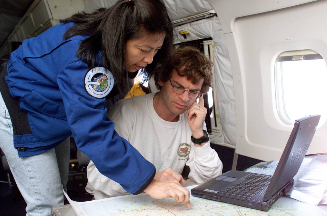 NASA JPL Scientists Work on Line Selection While Flying AirSAR Missions