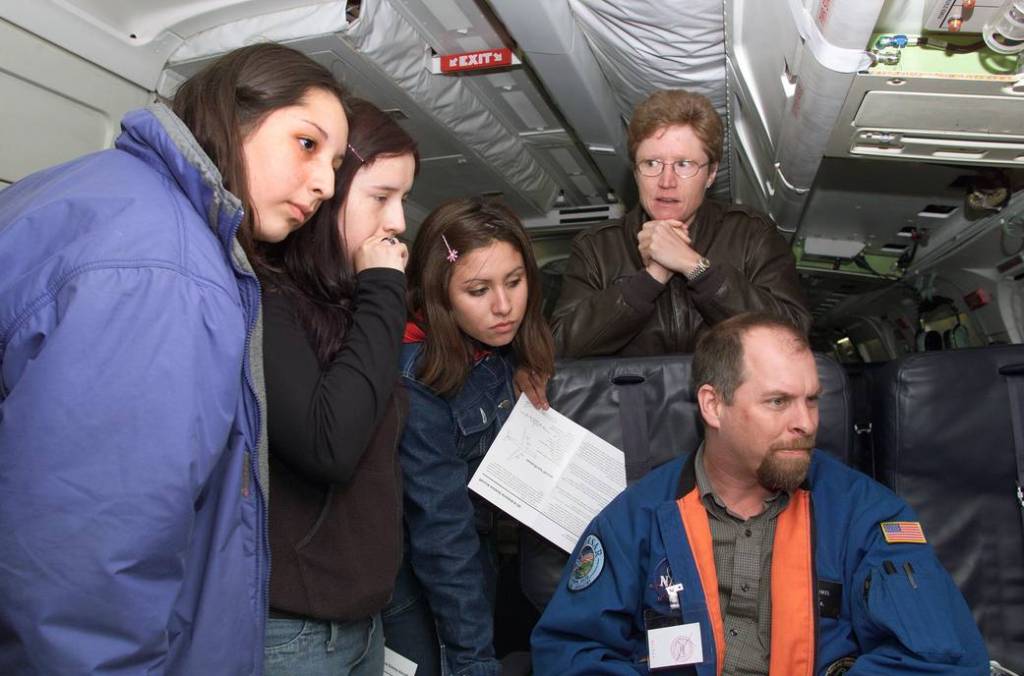 JPL Scientist Leads Chilean Students on a Tour of the DC-8