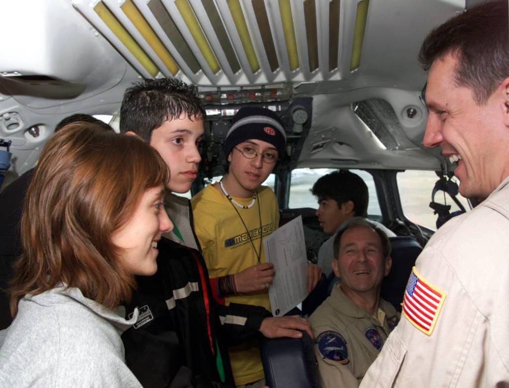 NASA DC-8 Pilots Explain the DC-8 Cockpit to Chilean Students