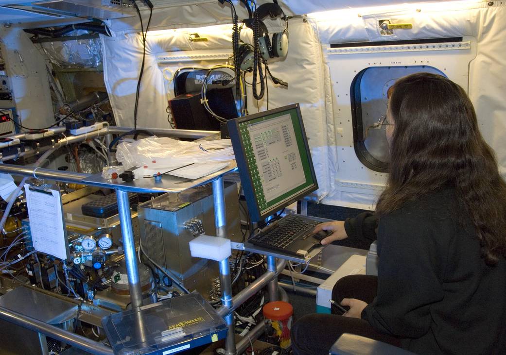 Climate Researchers Check Out NCAR's NOxyO3 Instrument on NASA's DC-8