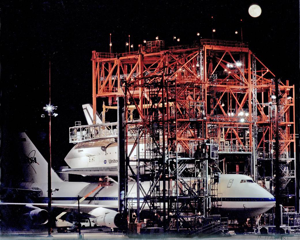 Endeavour Receives Post-Flight Servicing in the Mate-Demate Device