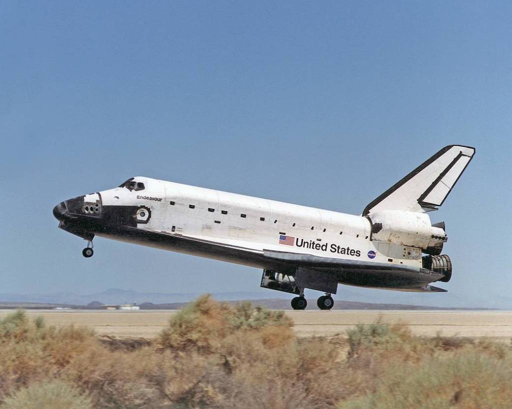 STS-111 Endeavour Touches Down at Edwards Air Force Base