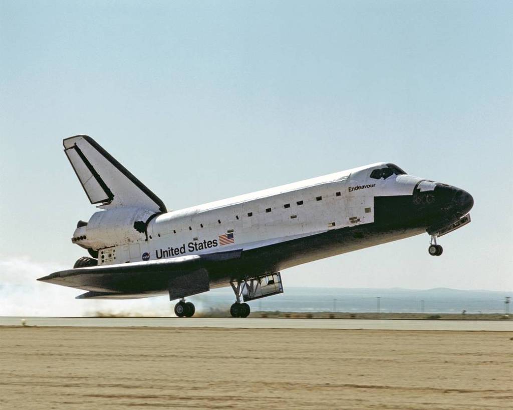 STS-100 Endeavour Touches Down at Edwards Air Force Base