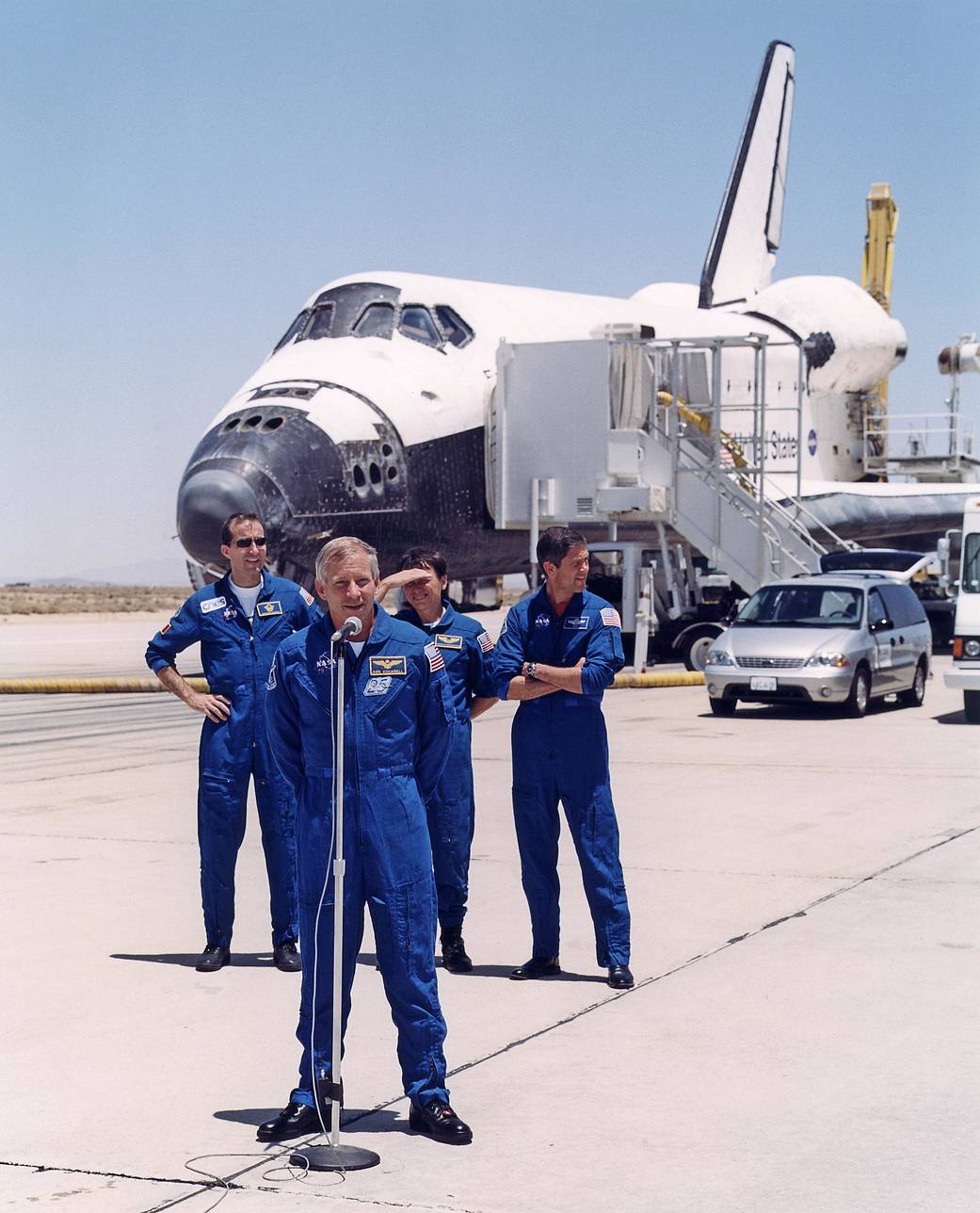 STS-111 Endeavour Commander Ken Cockrell Greets Dignitaries and Recovery Technicians