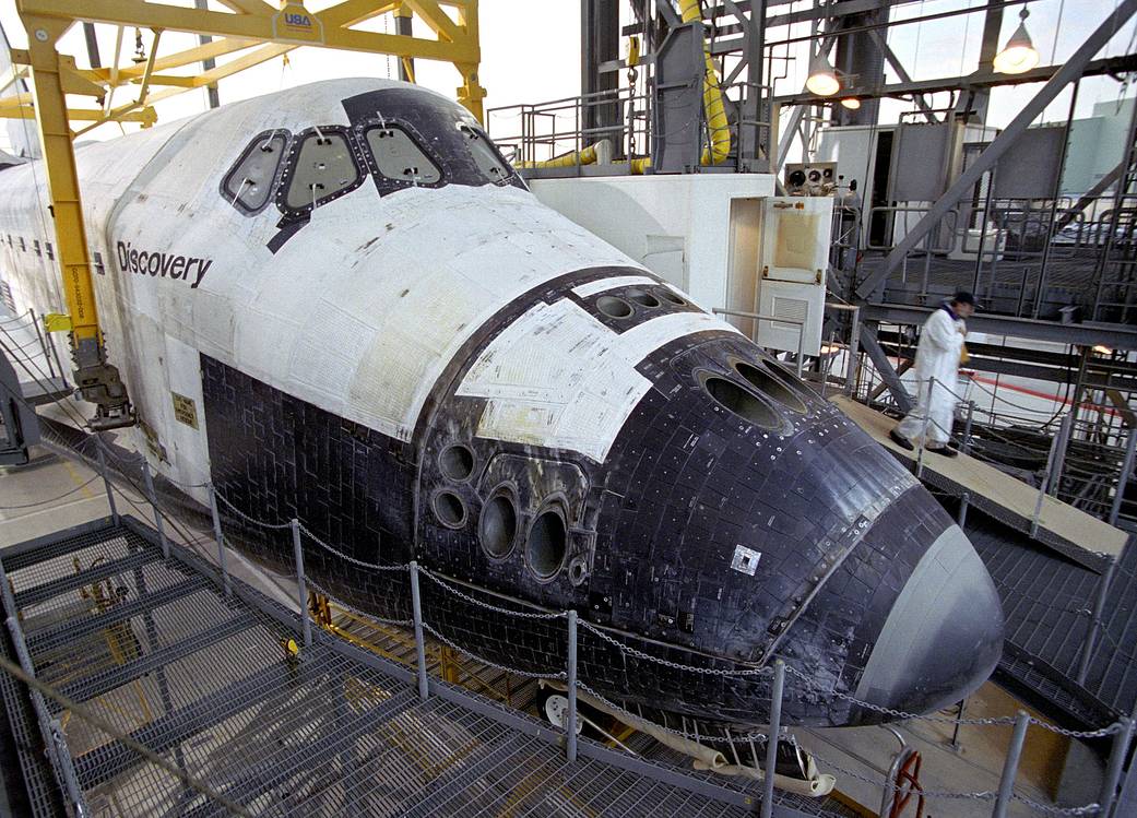 STS-114 Technician leaves the Space Shuttle Discovery's 'white room'