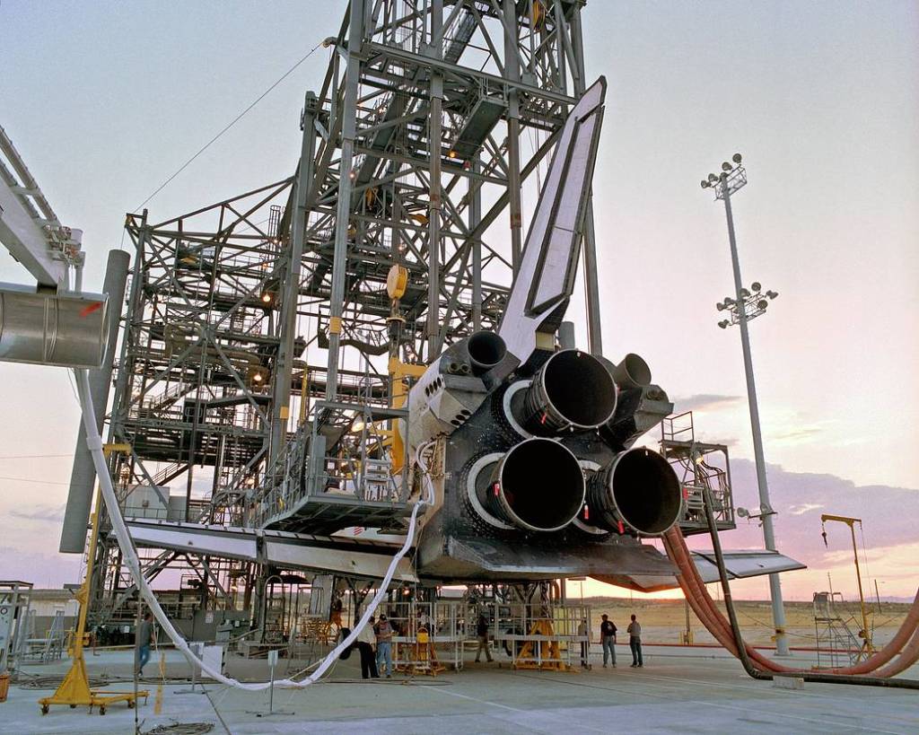 Space Shuttle Discovery During Post-Flight Processing