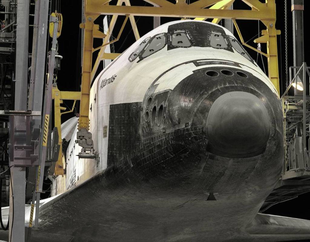 STS-36 Shuttle Atlantis in Mate-Demate Device