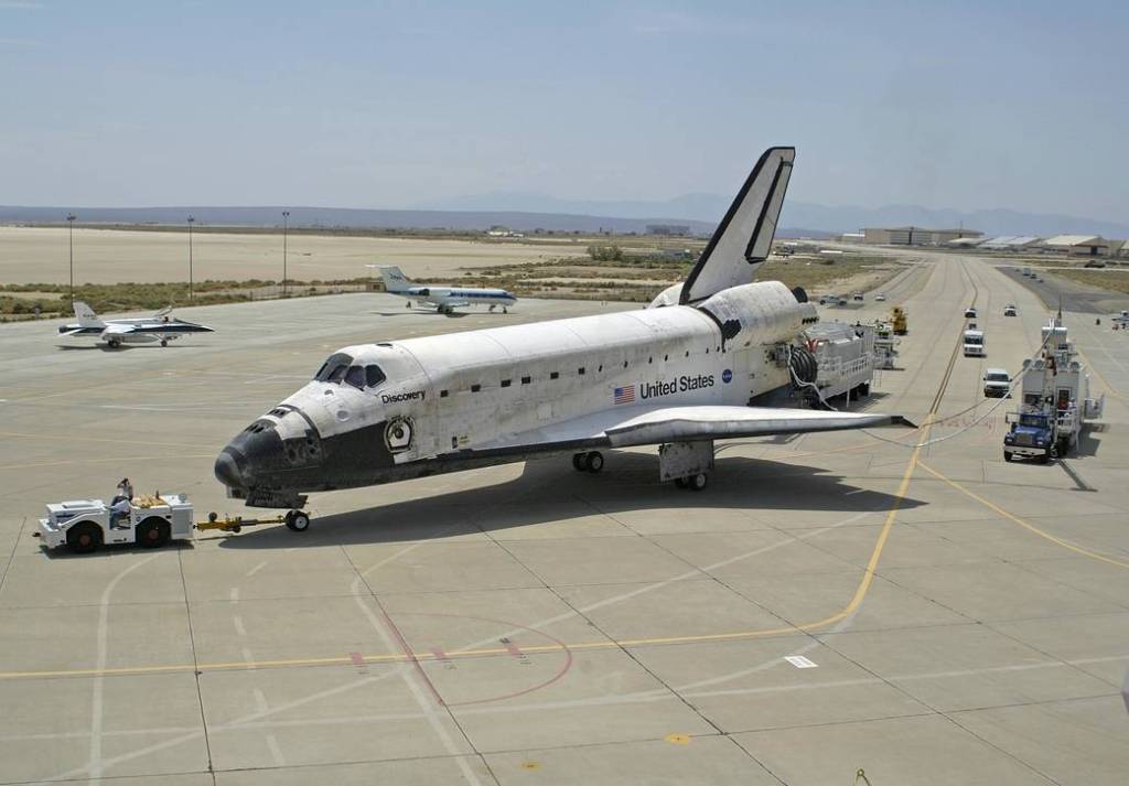 STS-114 Shuttle Discovery on the Taxiway