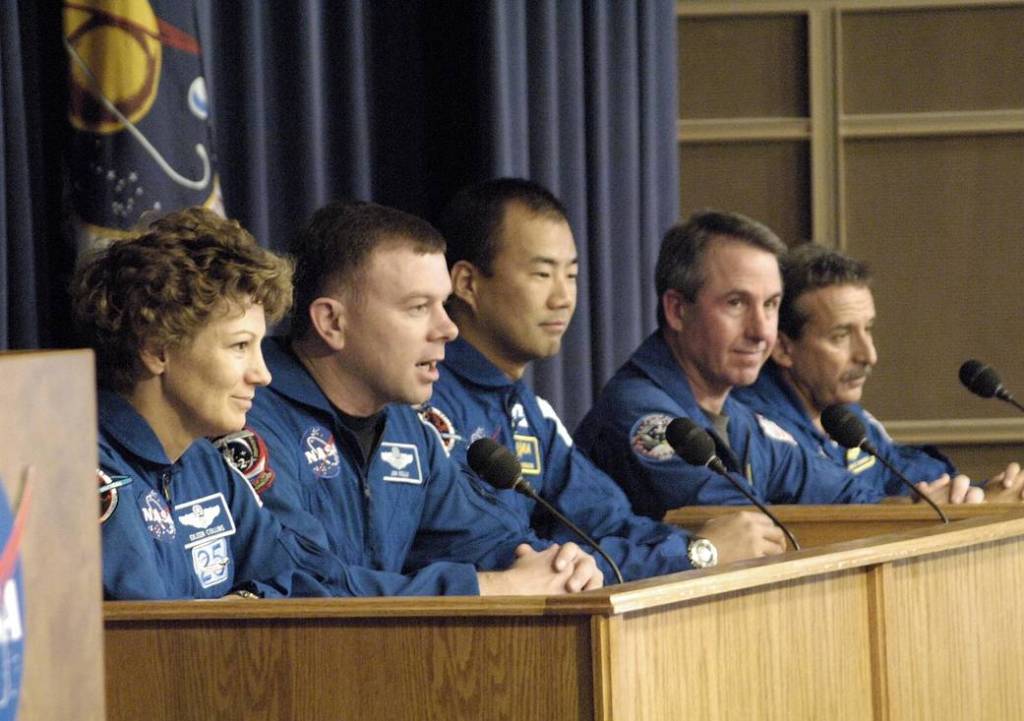 Return to Flight: Shuttle Discovery crew briefing following the landing
