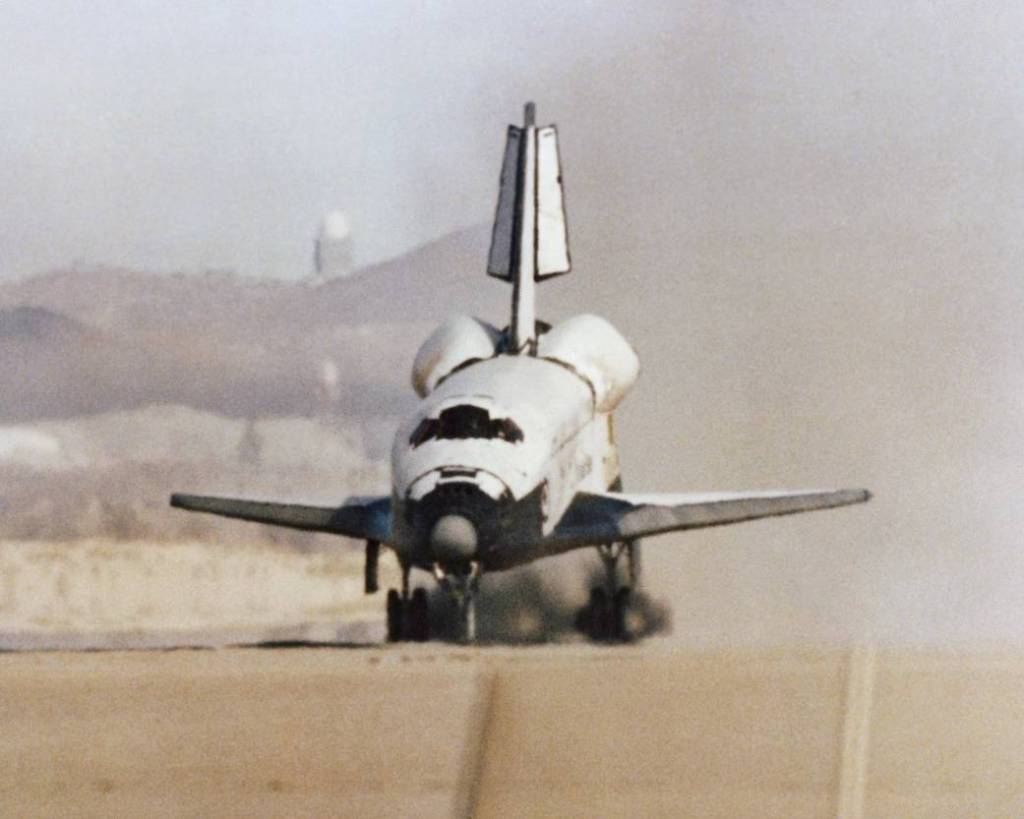 STS-1 Shuttle Columbia Touches Down on lakebed at Edwards Air Force Base