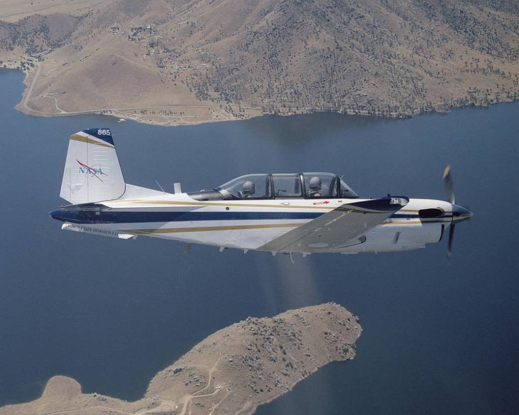 T-34C Banks Over Lake Isabella in Kern County