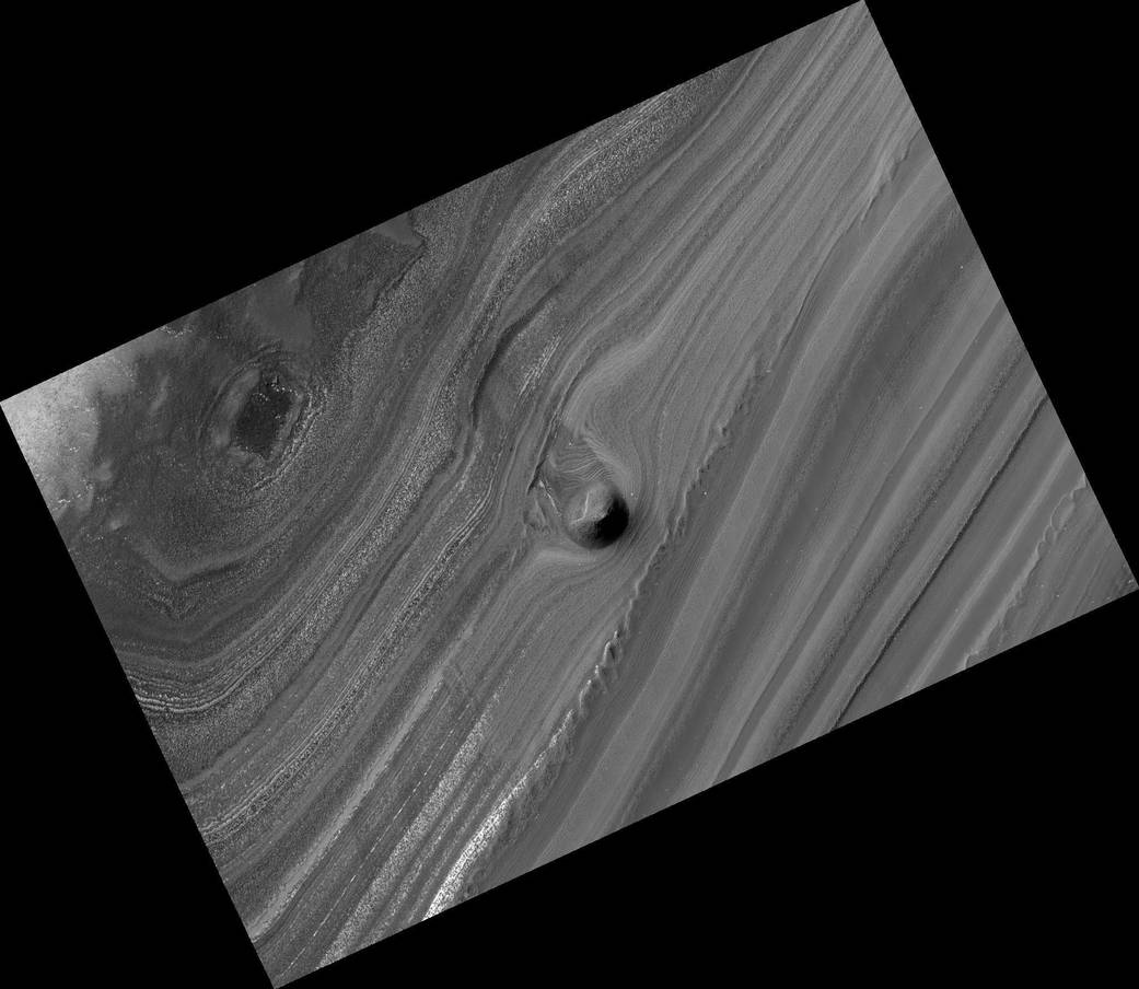 Greyscale layered deposits on the Mars surface