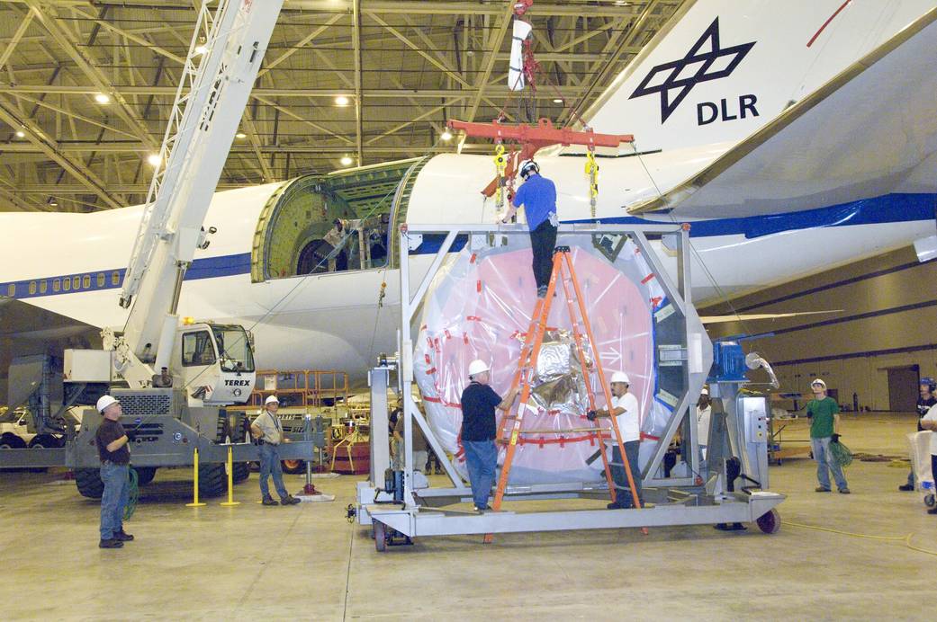 NASA Reinstalls Main Mirror in SOFIA Airborne Observatory