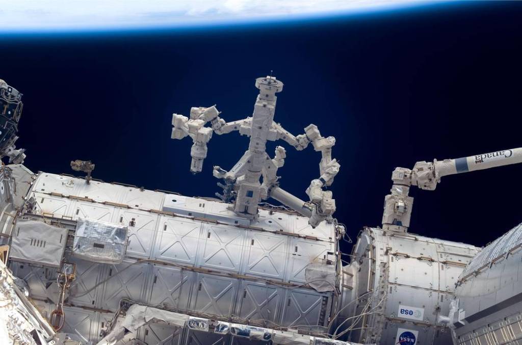 Dextre at Work