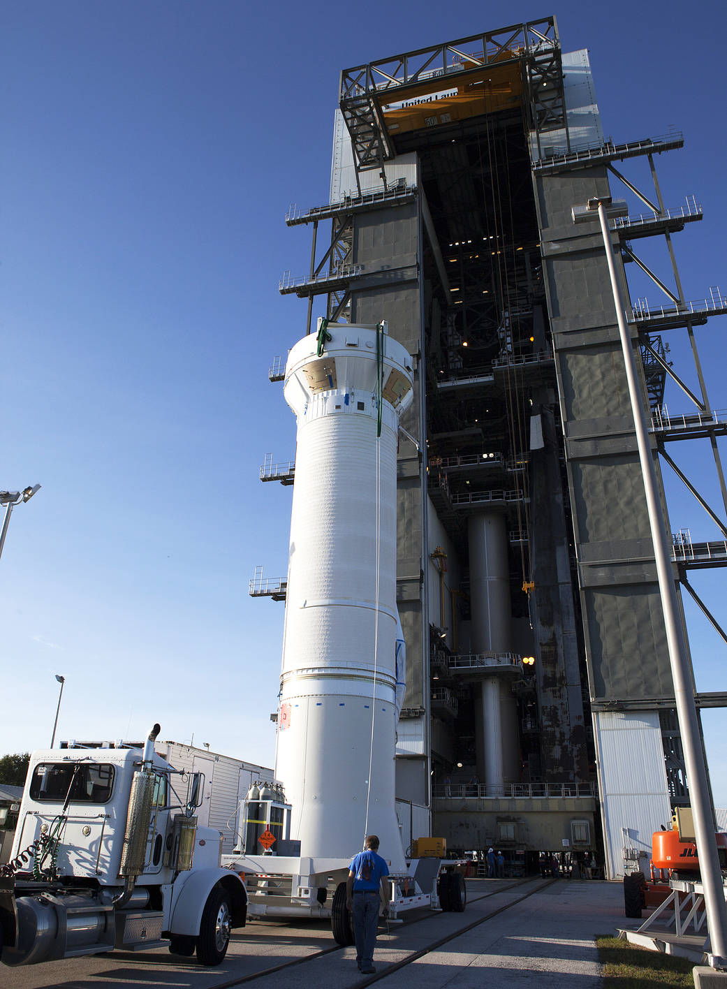 Centaur Upper Stage Arrives at Pad for OSIRIS-REx