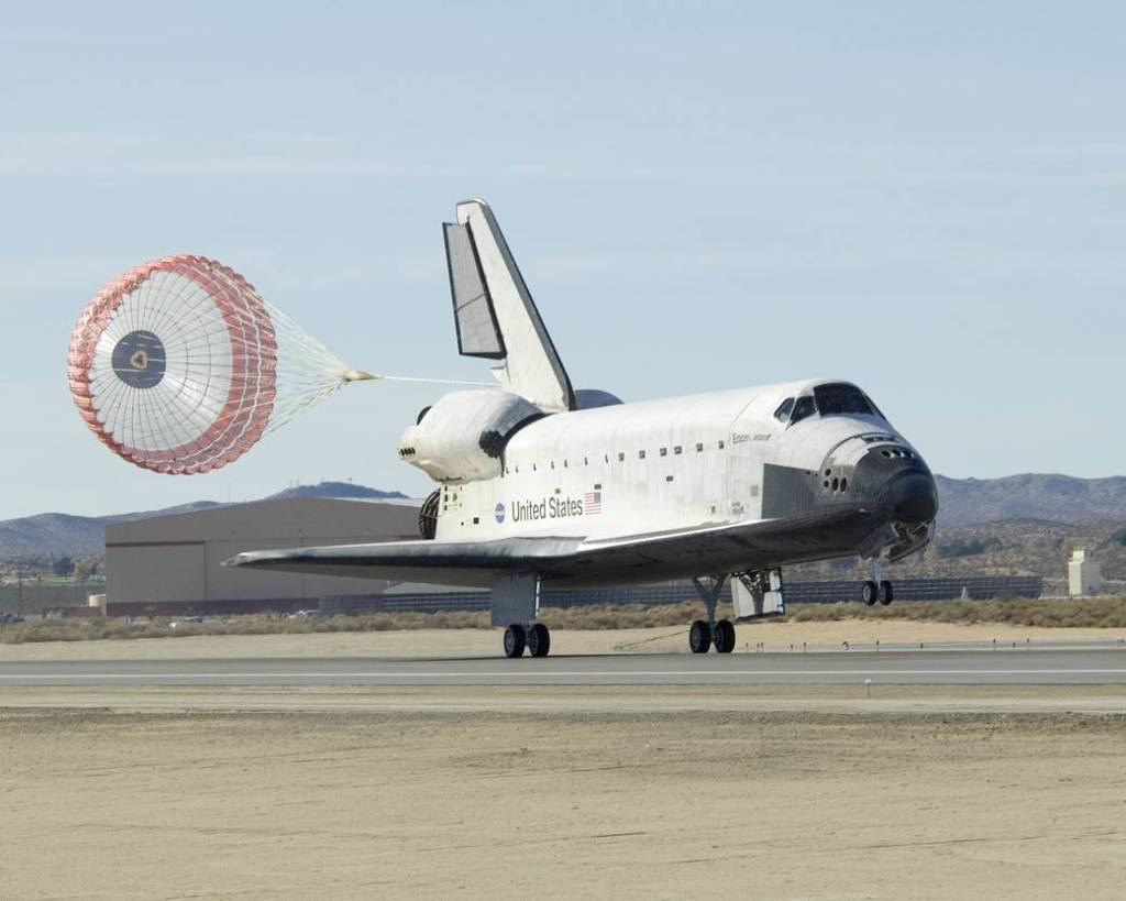 STS-126 Shuttle Endeavour Lands at Edwards AFB
