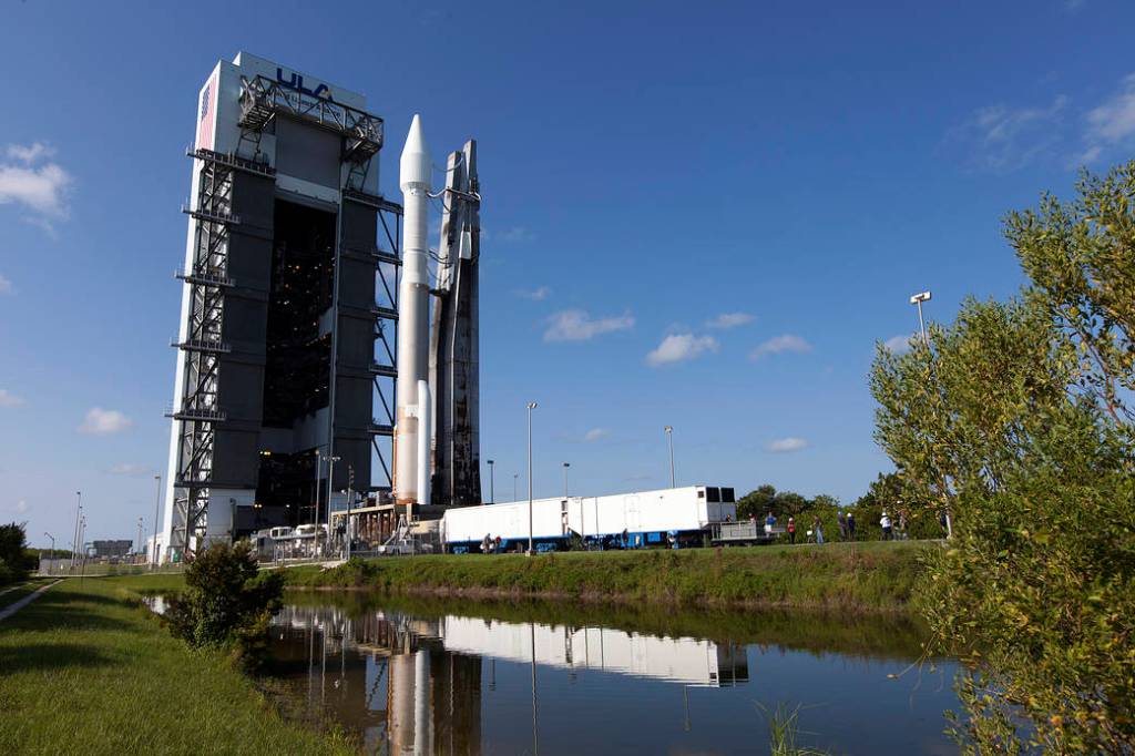 Atlas V, OSIRIS-REx Roll to Launch Pad