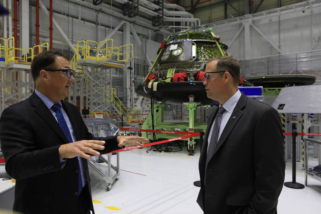 Administrator Jim Bridenstine Visits Commercial Crew and Cargo Processing Facility