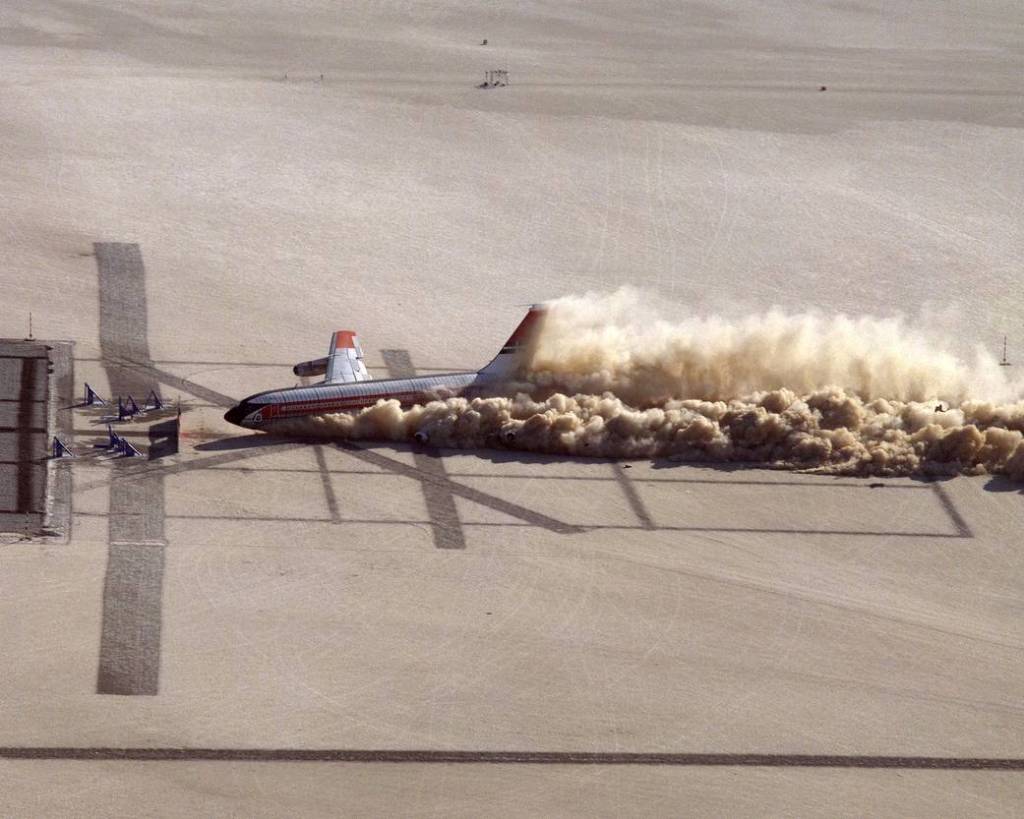 Left Wing of Boeing 720 Drops During CID