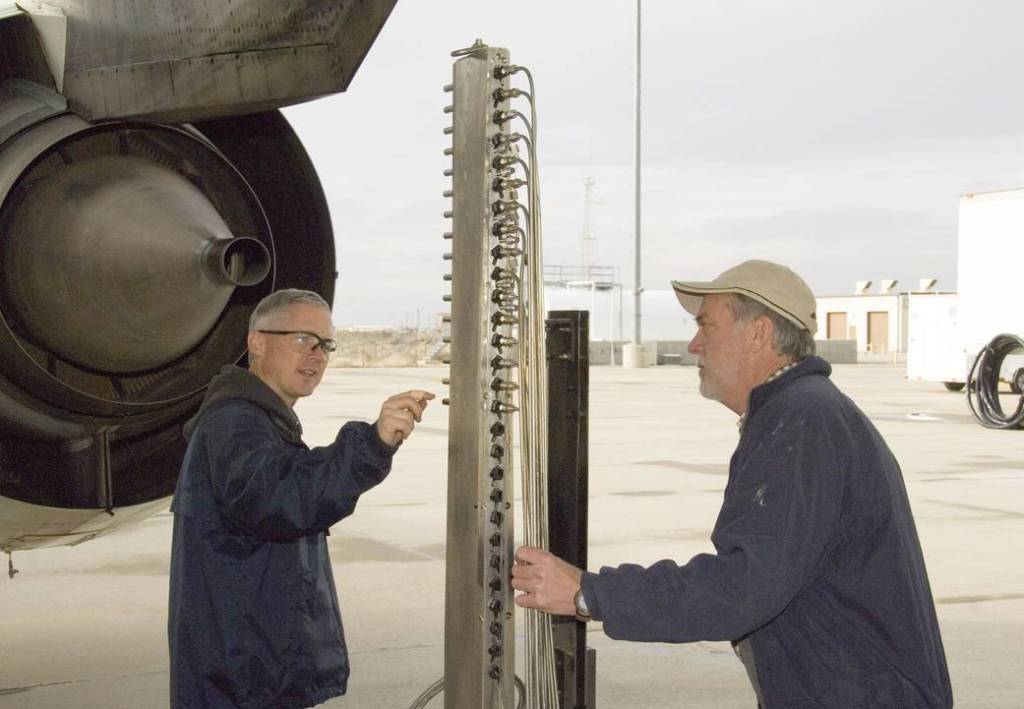 Researchers Evaluate Engine Exhaust Sampling Rake on DC-8