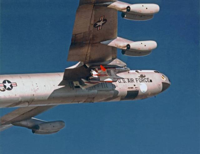 HiMAT mounted under B-52 mothership.