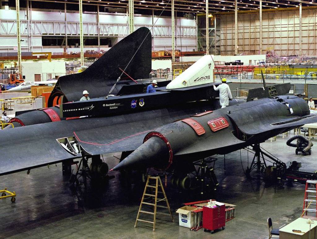 Skunkworks Technicians Install LASRE on #844