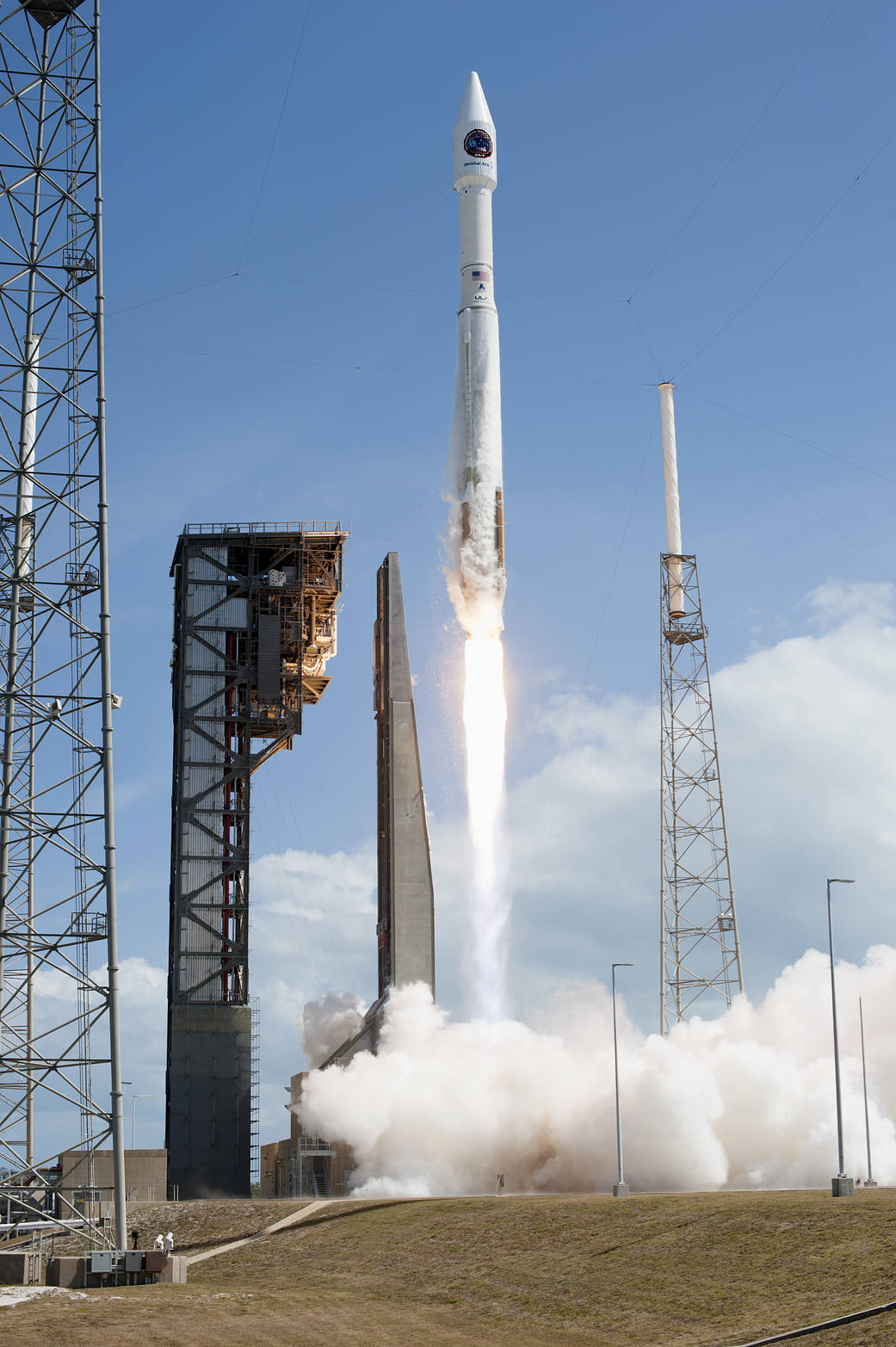 Liftoff of Atlas V rocket with Orbital ATK Cygnus spacecraft aboard