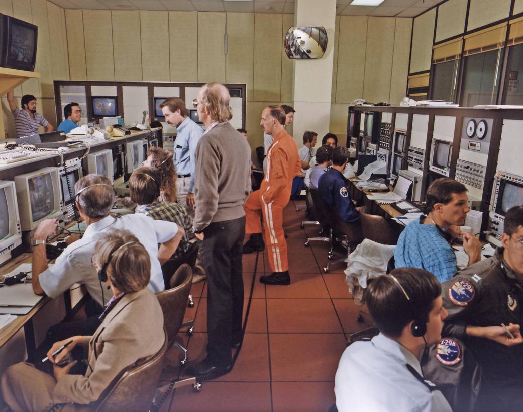 Mission Control Gold Room Monitors X-29 Flight