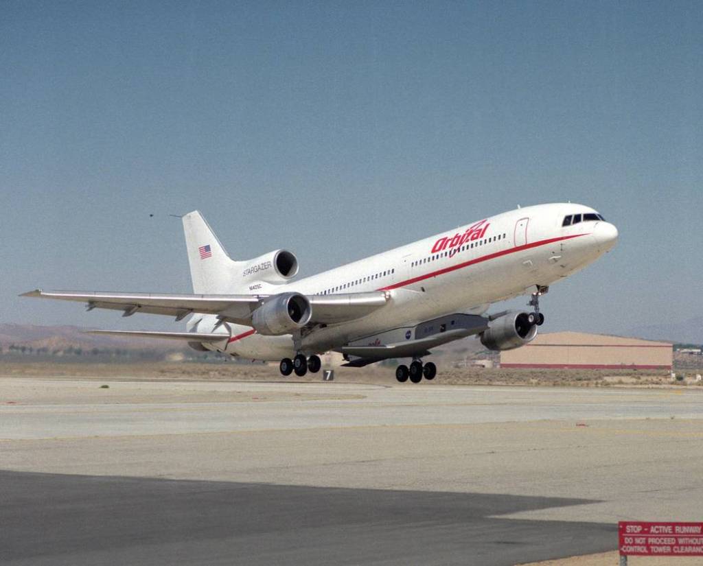 Orbital Sciences’ Stargazer L-1011 with X-34 Attached