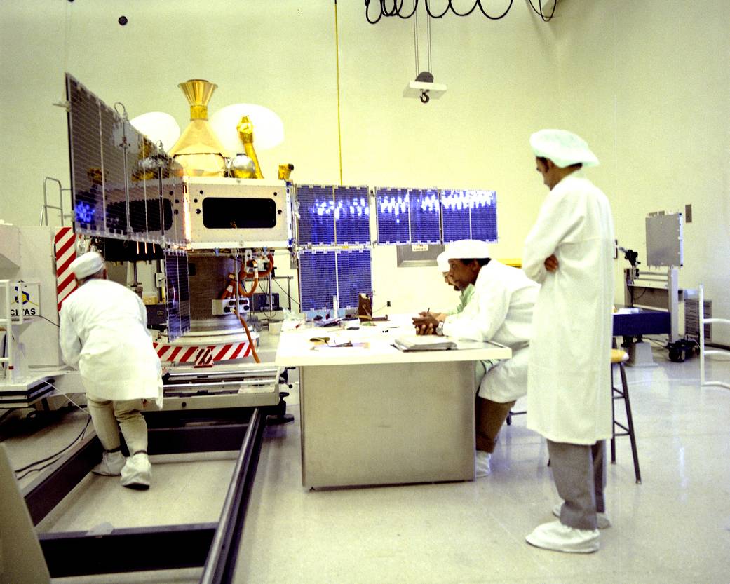 The solar panels of Symphonie-A undergo checkout in Hangar S.