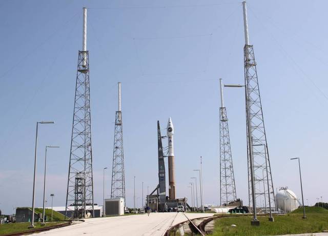 On Launch Complex 41 on Cape Canaveral Air Force Station, the Atlas V/Centaur rocket reaches the launch pad carrying NASA's Lunar Reconnaissance Orbiter and Lunar Crater Observation and Sensing Satellite. 