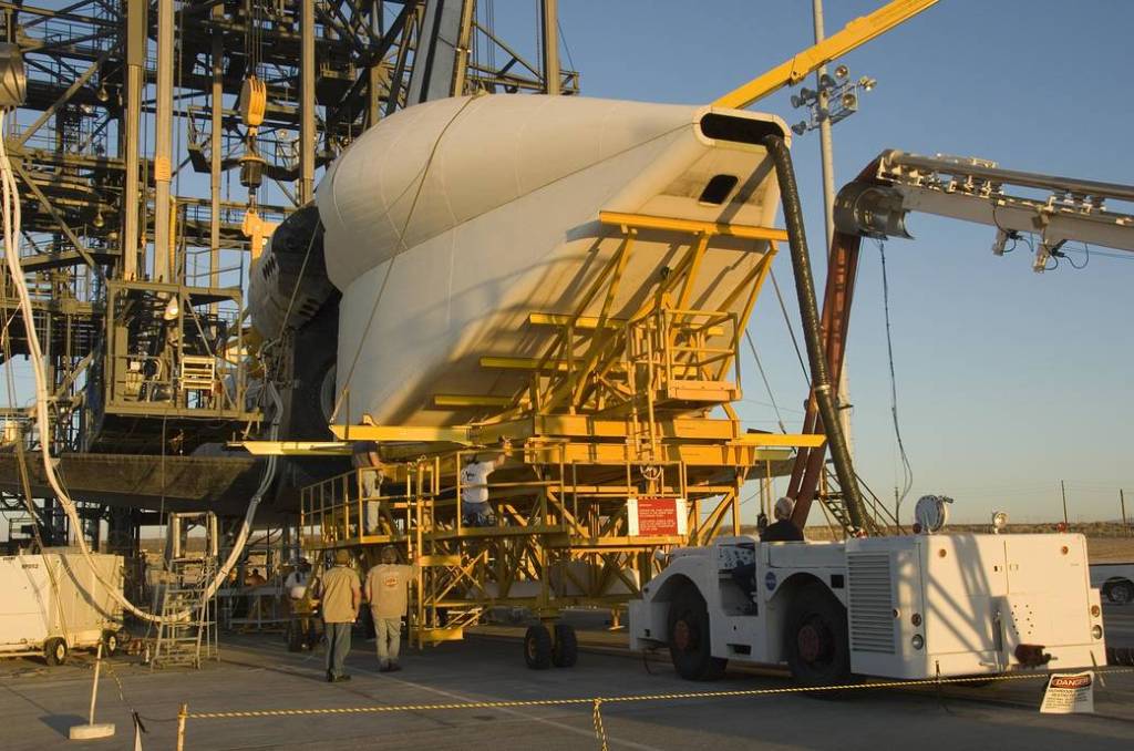 STS-117 Atlantis in Mate-Demate Device