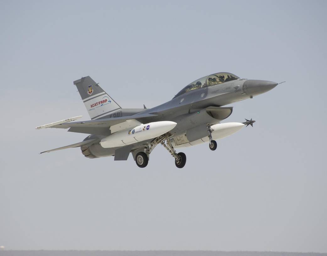 F-16D aircraft takes off