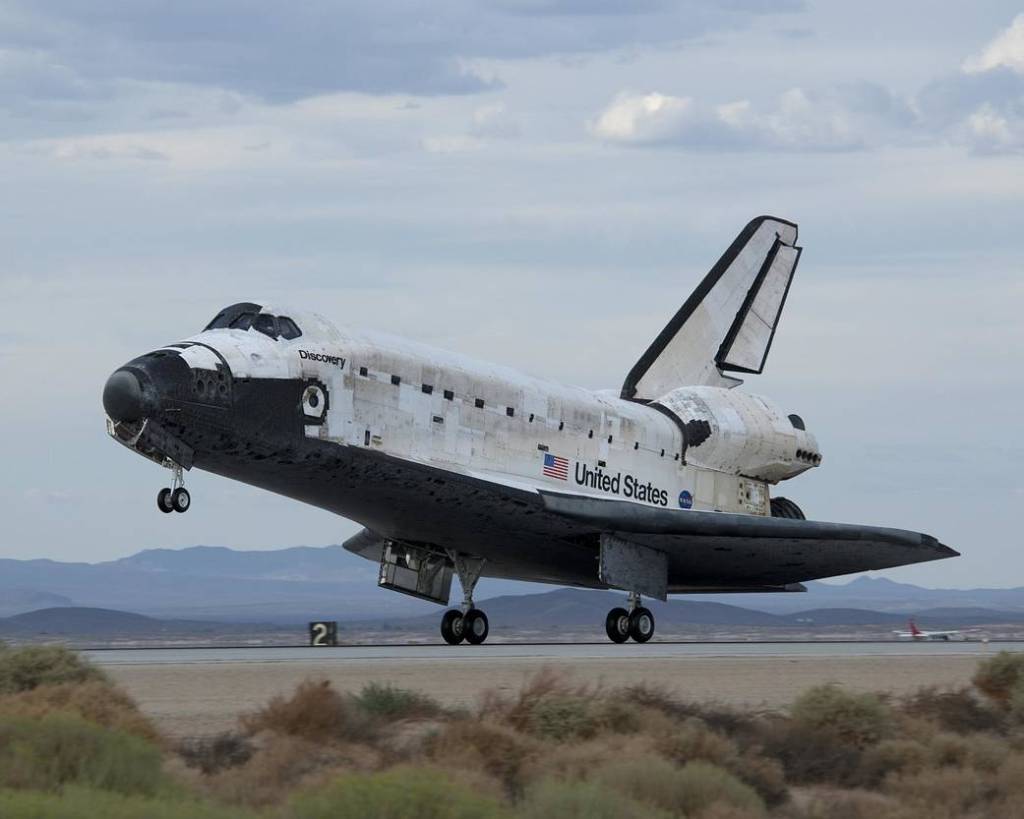 STS-128 Discovery Lands at Edwards AFB