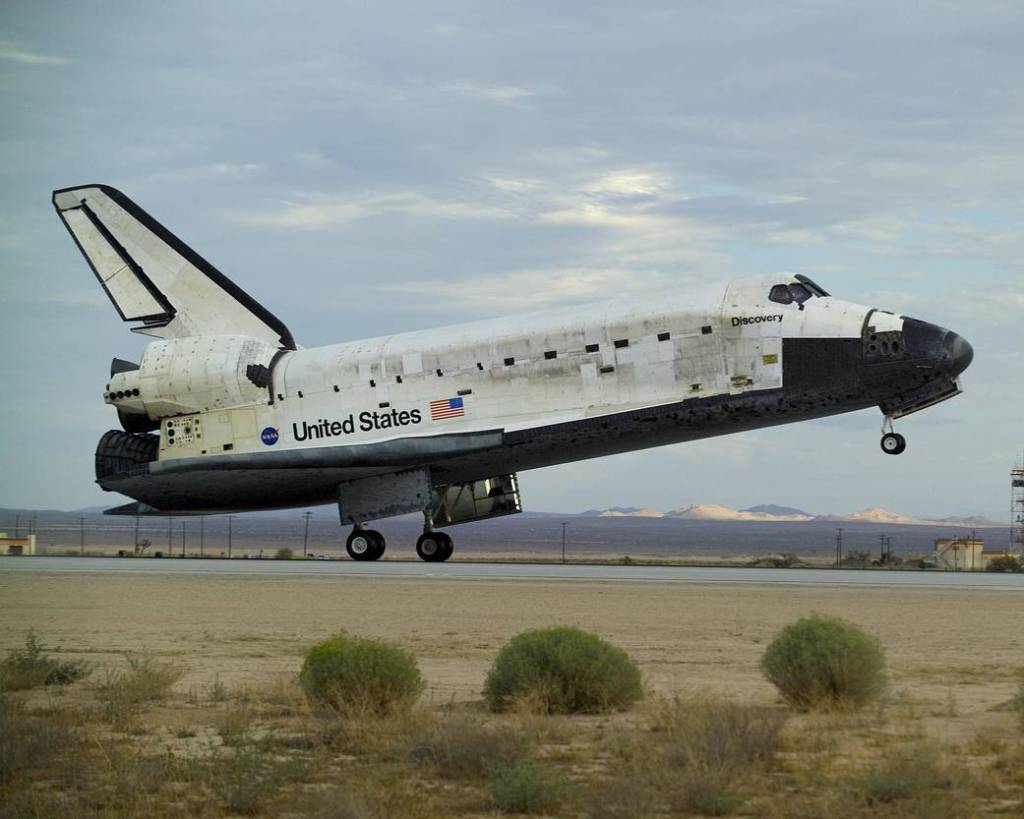 STS-128 Discovery Wheels Down on Runway 22L