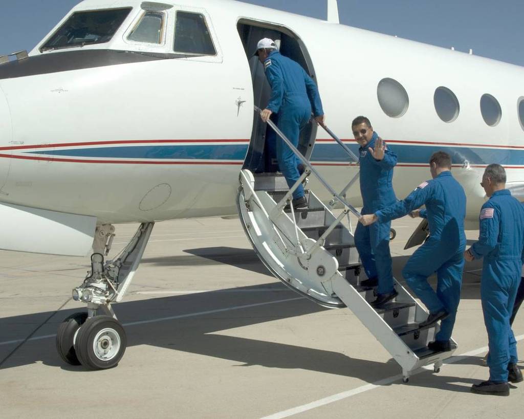 STS-128 Discovery Crew Departs for Houston