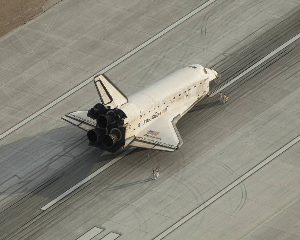 STS-128 Discovery Arrives at Edwards Air Force Base
