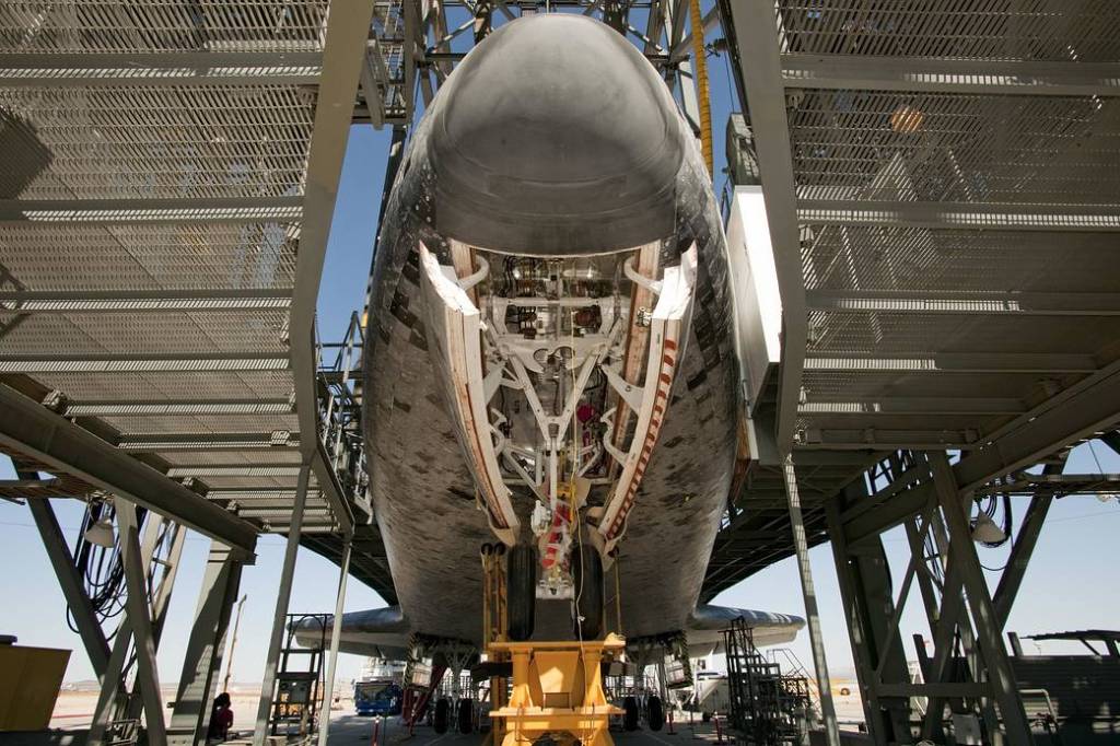 STS-128 Discovery Gets Prepped for Ferry Flight